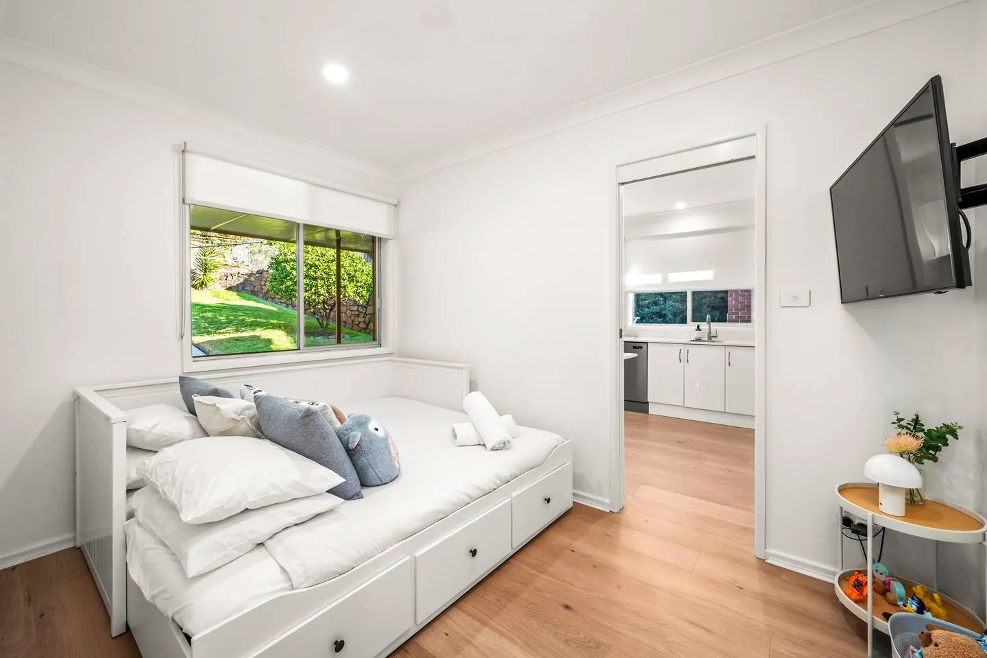 Hillview - Walk to City & Beach - Free Parking 8