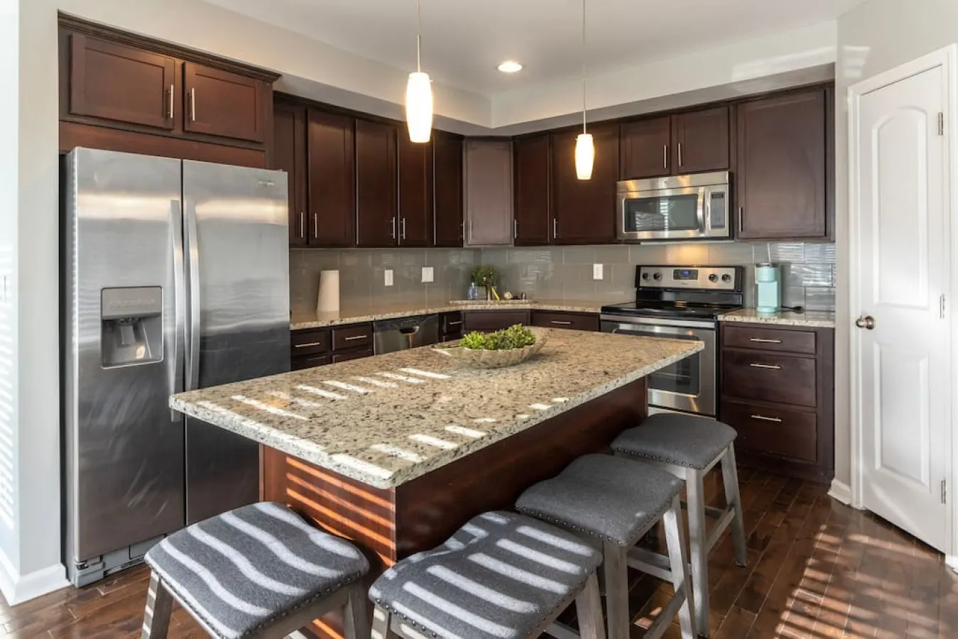 Stylish 2BR near it all 14