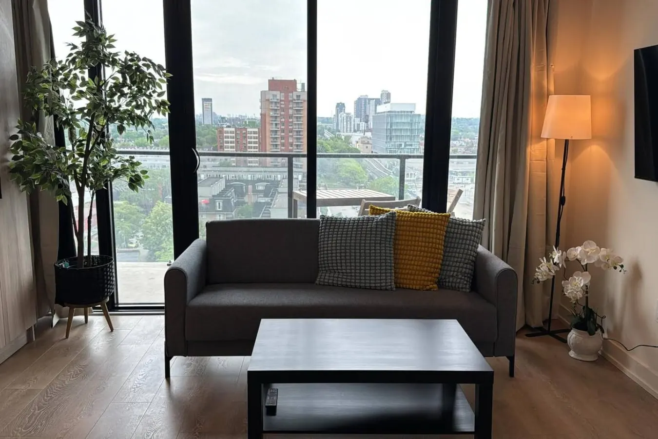 1+Den King Bed Gym Access Netflix 9