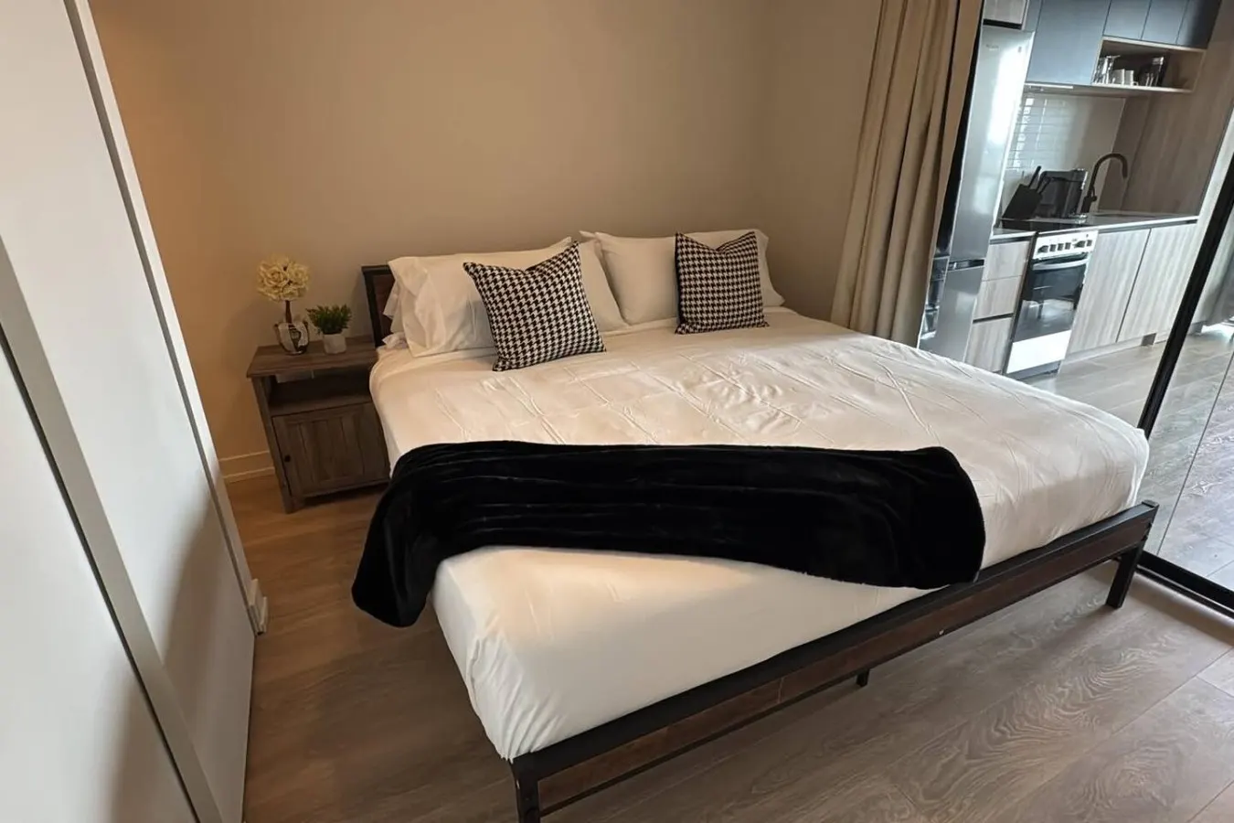 1+Den King Bed Gym Access Netflix 10