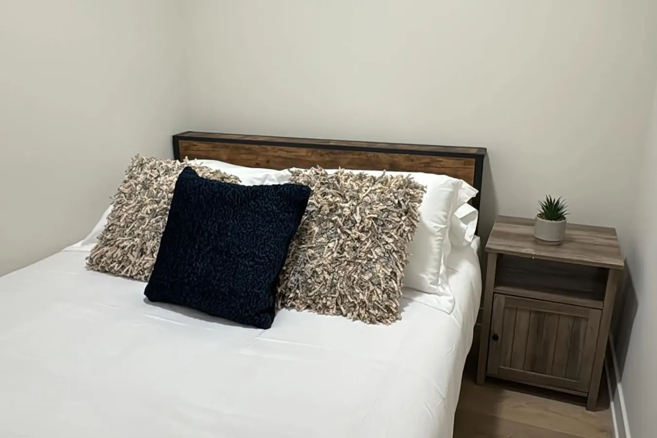 1+Den King Bed Gym Access Netflix 13