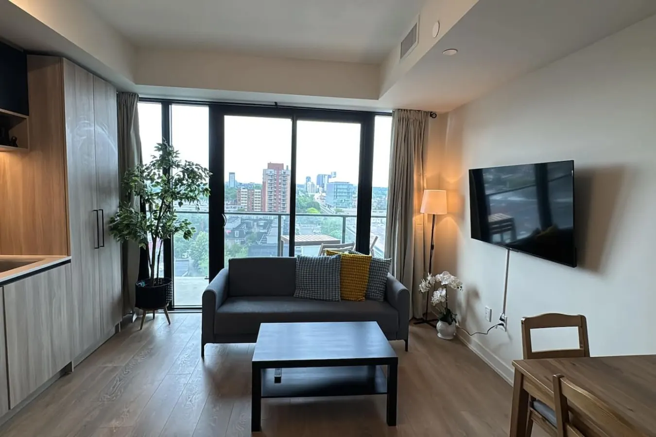 1+Den King Bed Gym Access Netflix 15