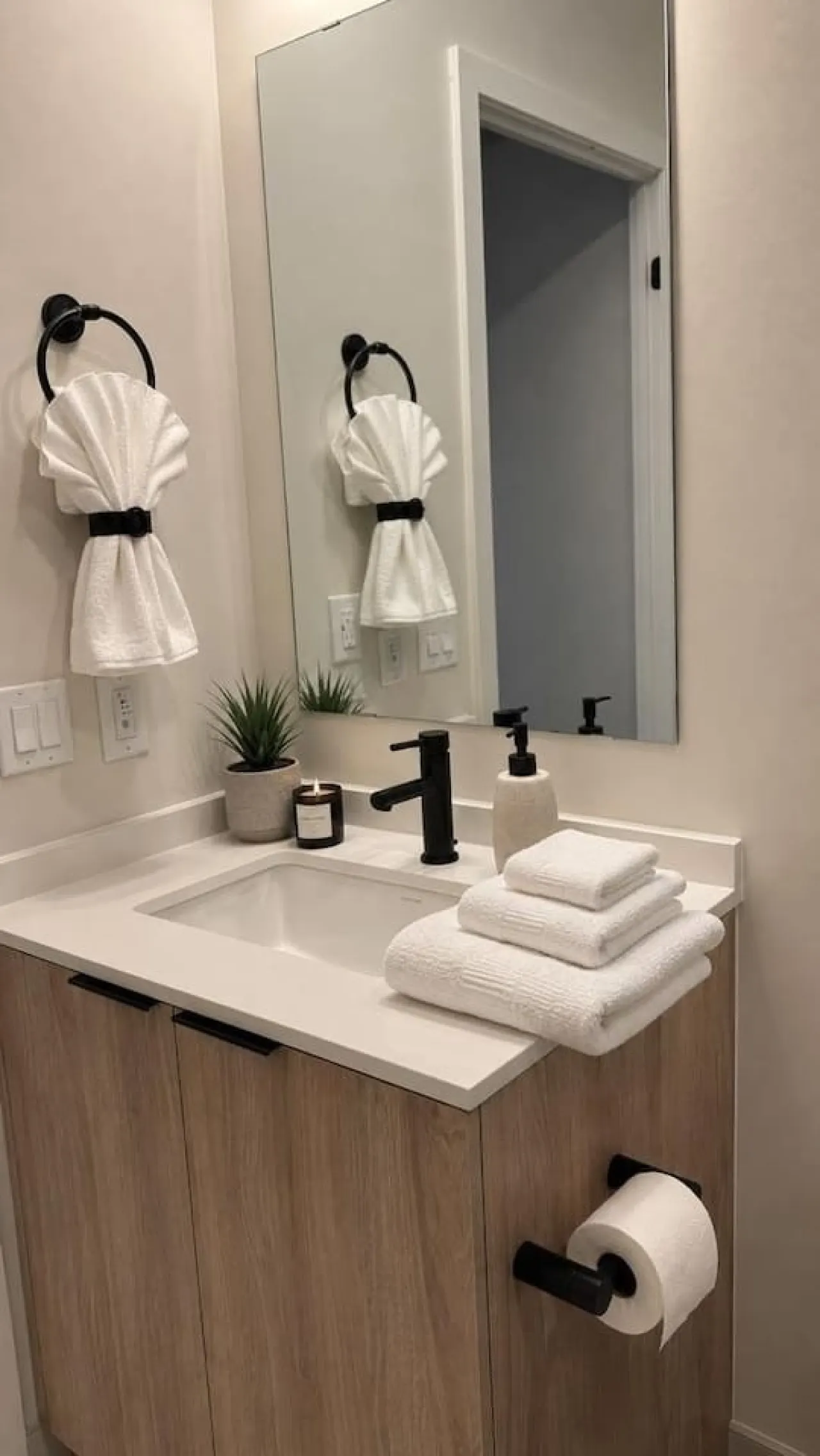1+Den King Bed Gym Access Netflix 7