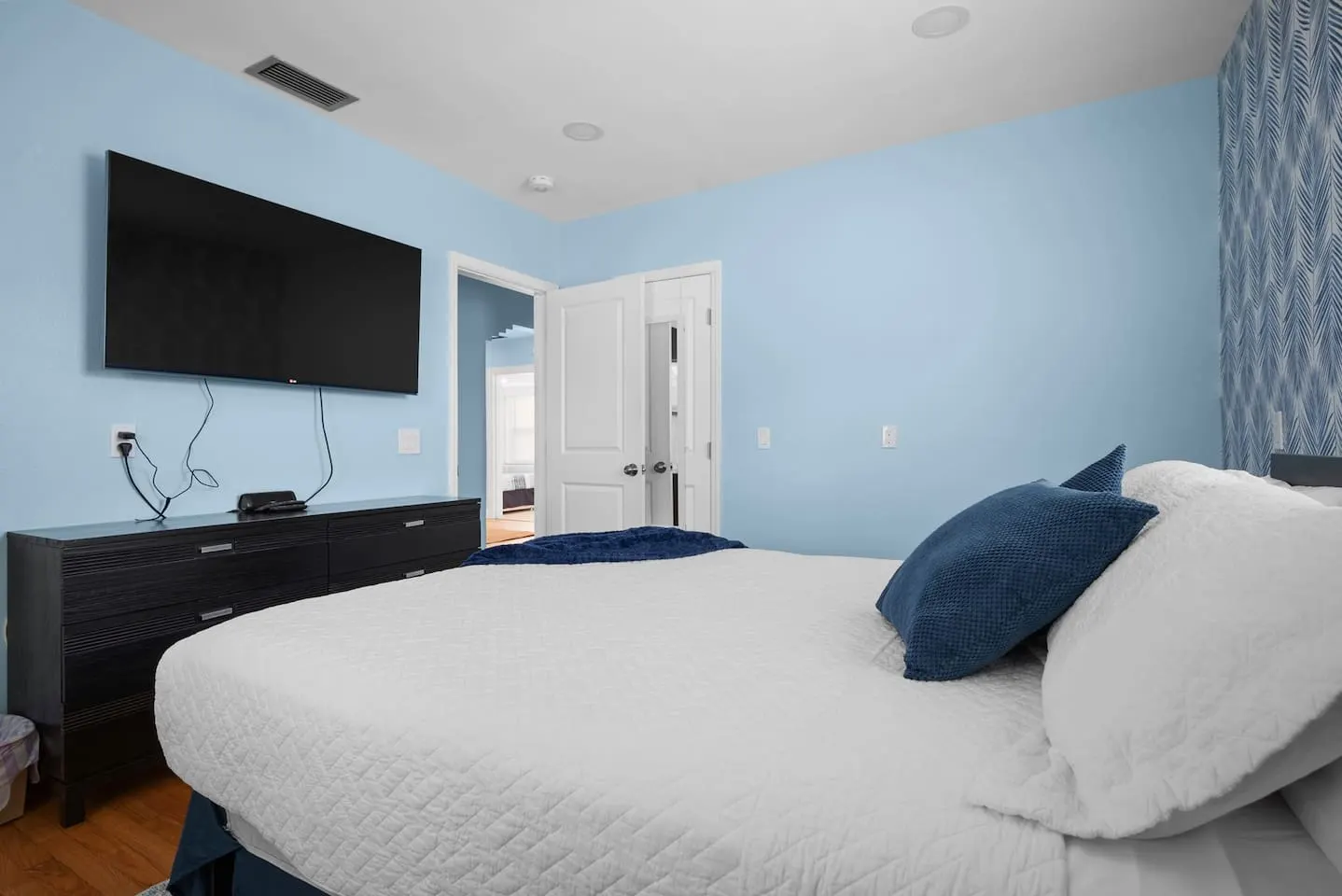 3 Min Walk to Beach 3BR Beach Gear Included 14