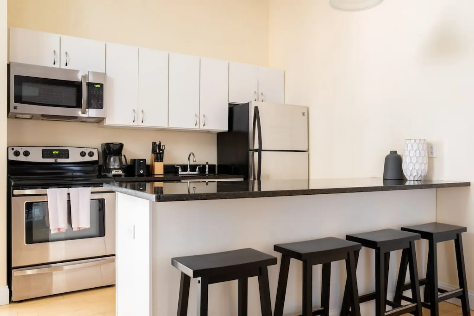 Beautiful 4br 2br Downtown Xing High Ceilings 1