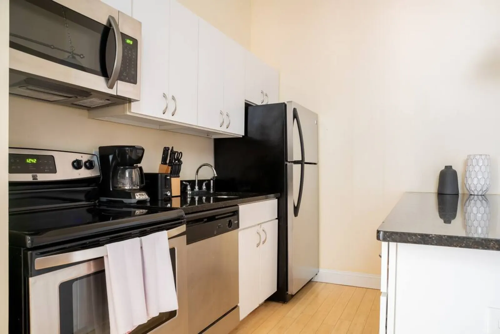 Beautiful 4br 2br Downtown Xing High Ceilings 2