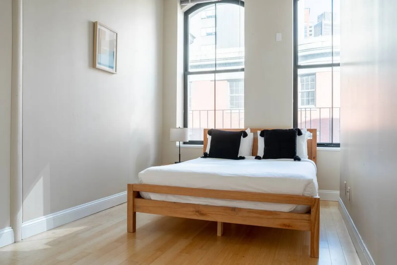 Beautiful 4br 2br Downtown Xing High Ceilings 9