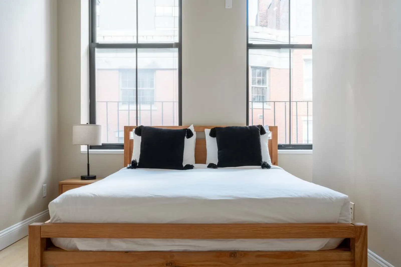 Beautiful 4br 2br Downtown Xing High Ceilings 16