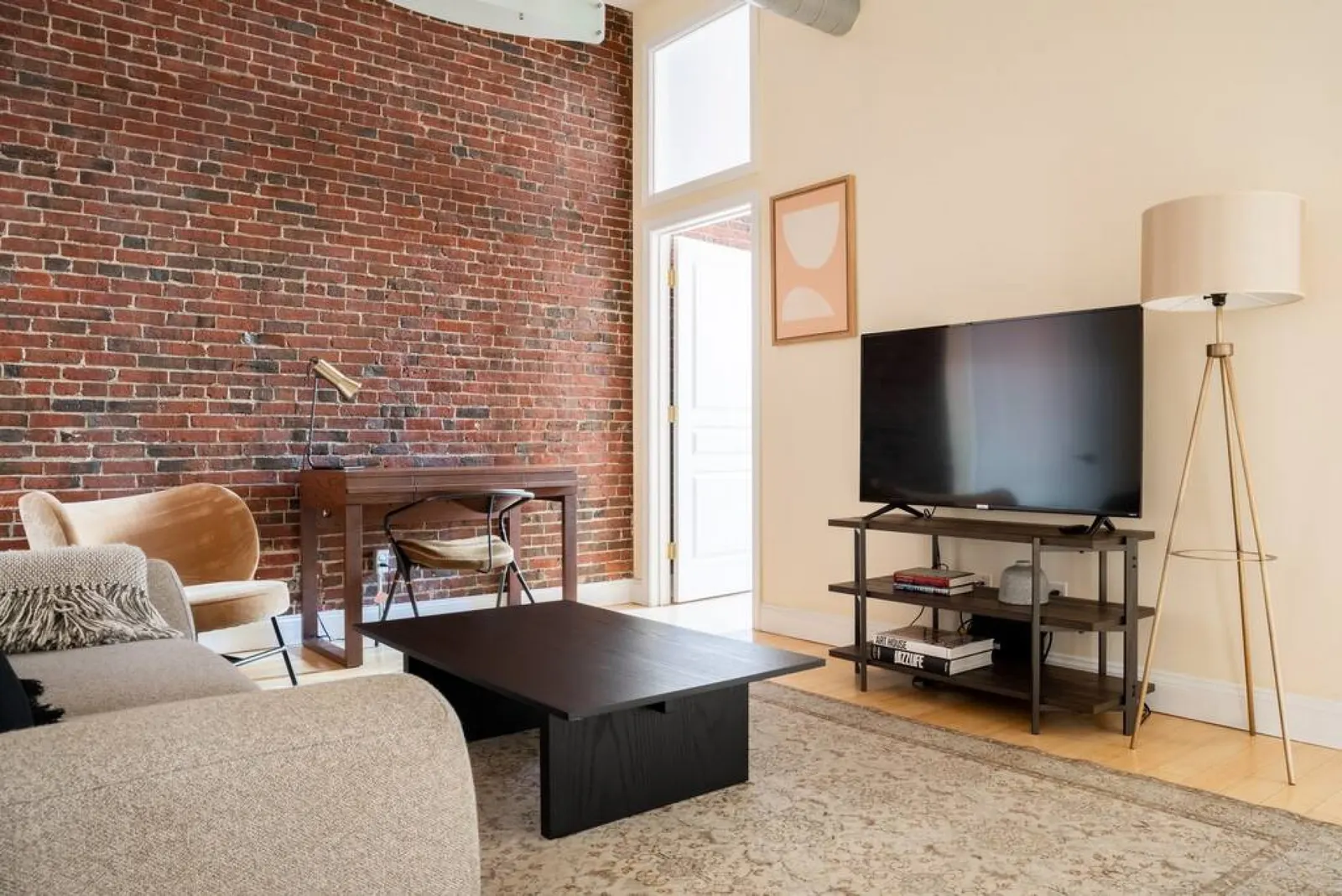Beautiful 4br 2br Downtown Xing High Ceilings 3
