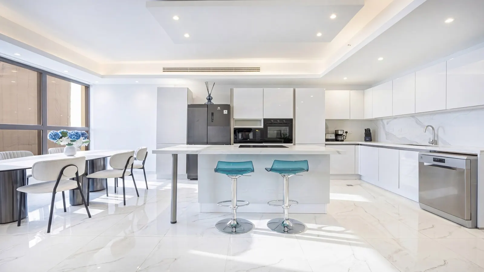 Central Modern JBR Home steps from the Beach 11