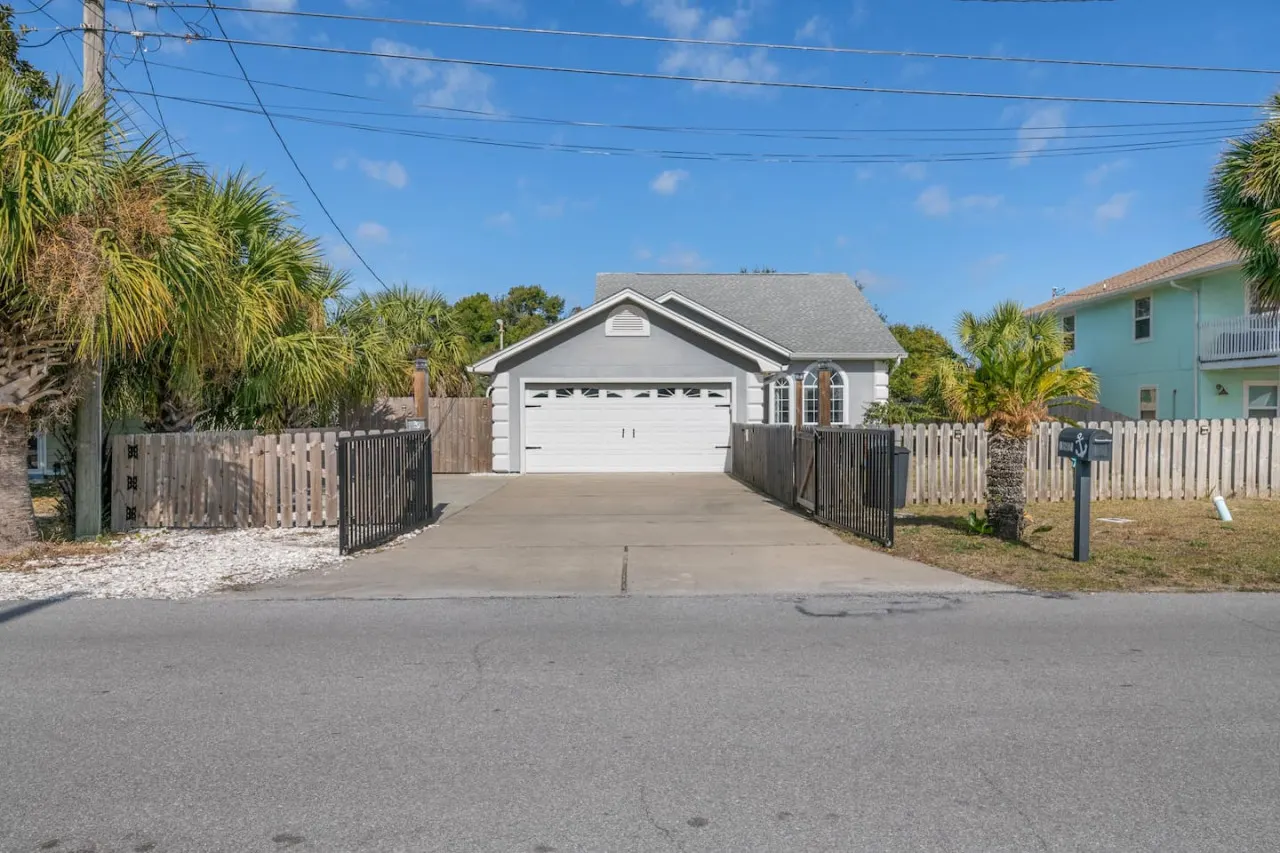 Starfish Beach House Beach Cottage w/ Sunroom & Pet-Friendly 13