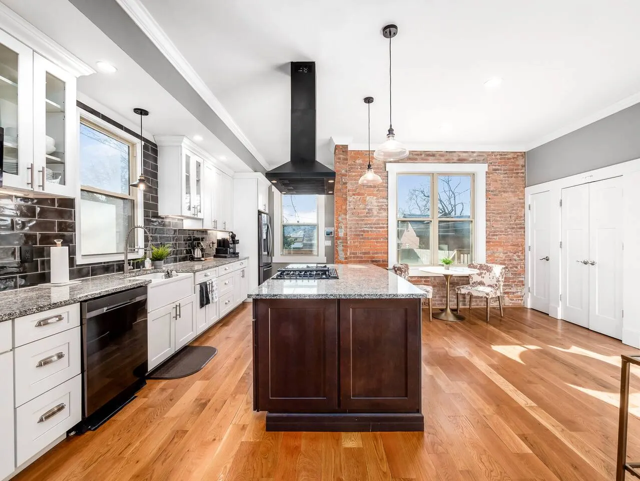 *Historic Home Near Downtown* Sleeps 14 Arcade 9