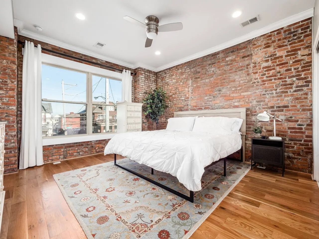 *Historic Home Near Downtown* Sleeps 14 Arcade 6