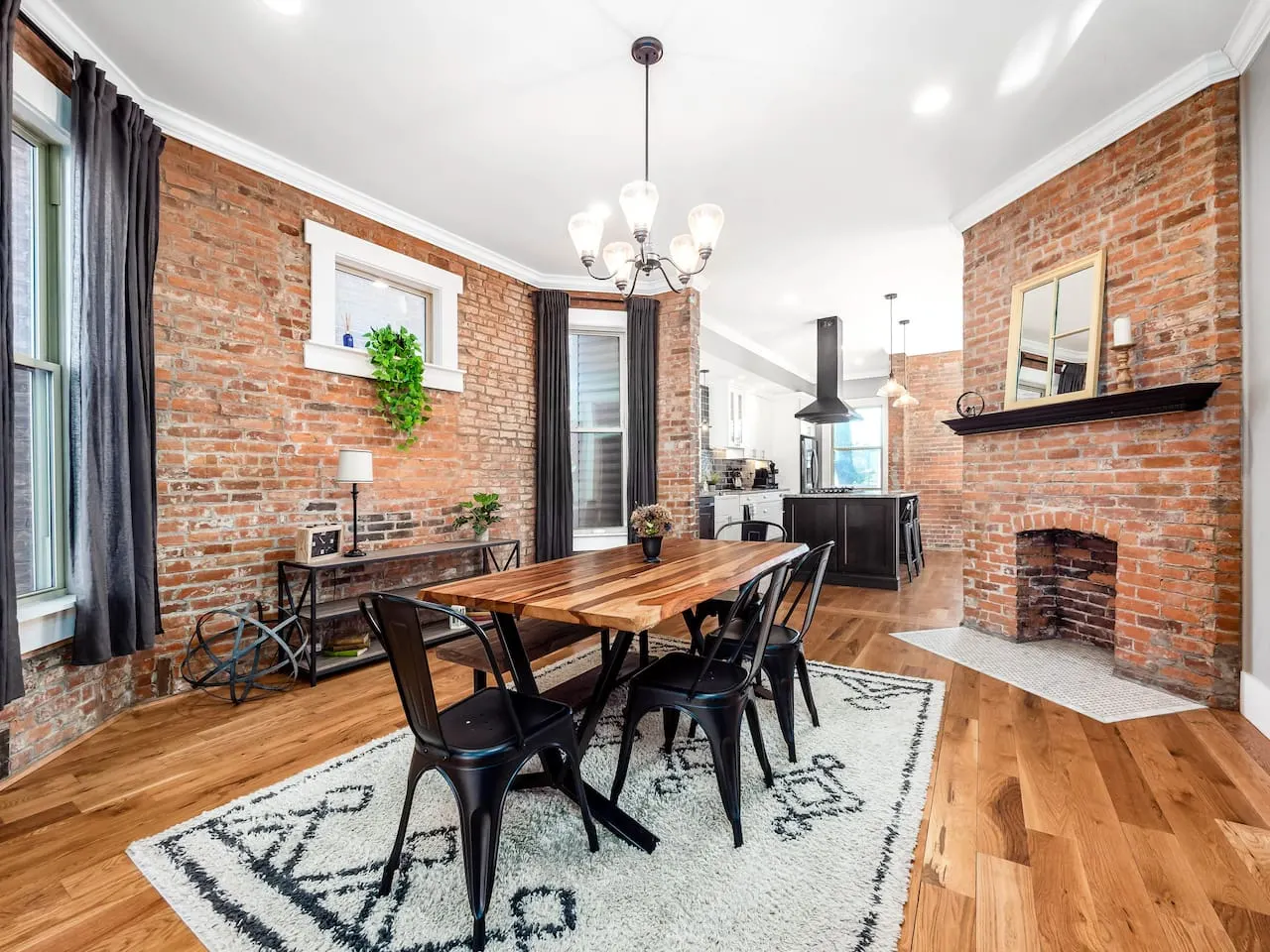 *Historic Home Near Downtown* Sleeps 14 Arcade 7