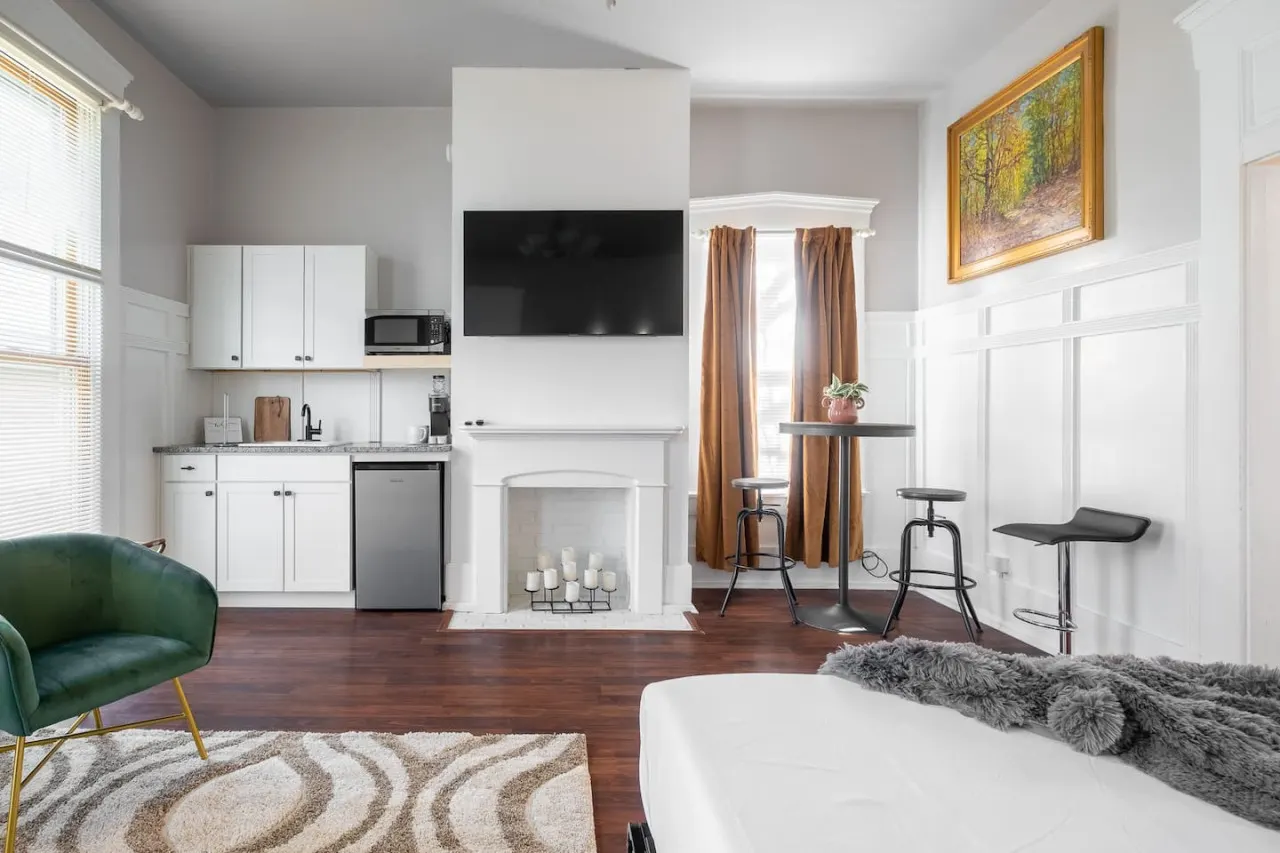 Walkable Downtown Getaway (FREE Bikes to use) 1
