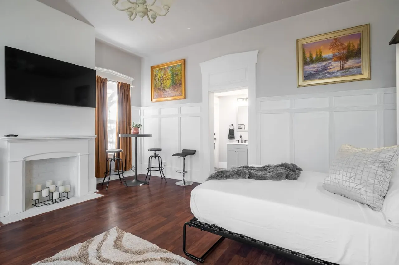 Walkable Downtown Getaway (FREE Bikes to use) 2