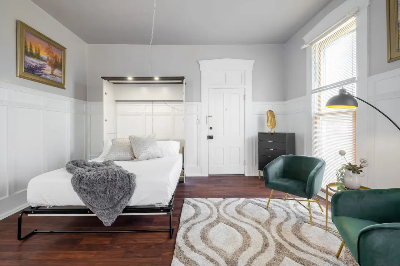 Walkable Downtown Getaway (FREE Bikes to use) 3