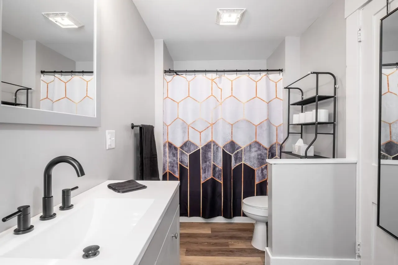 Walkable Downtown Getaway (FREE Bikes to use) 4