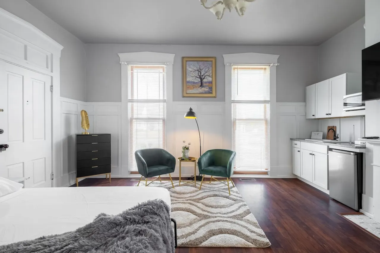 Walkable Downtown Getaway (FREE Bikes to use) 5