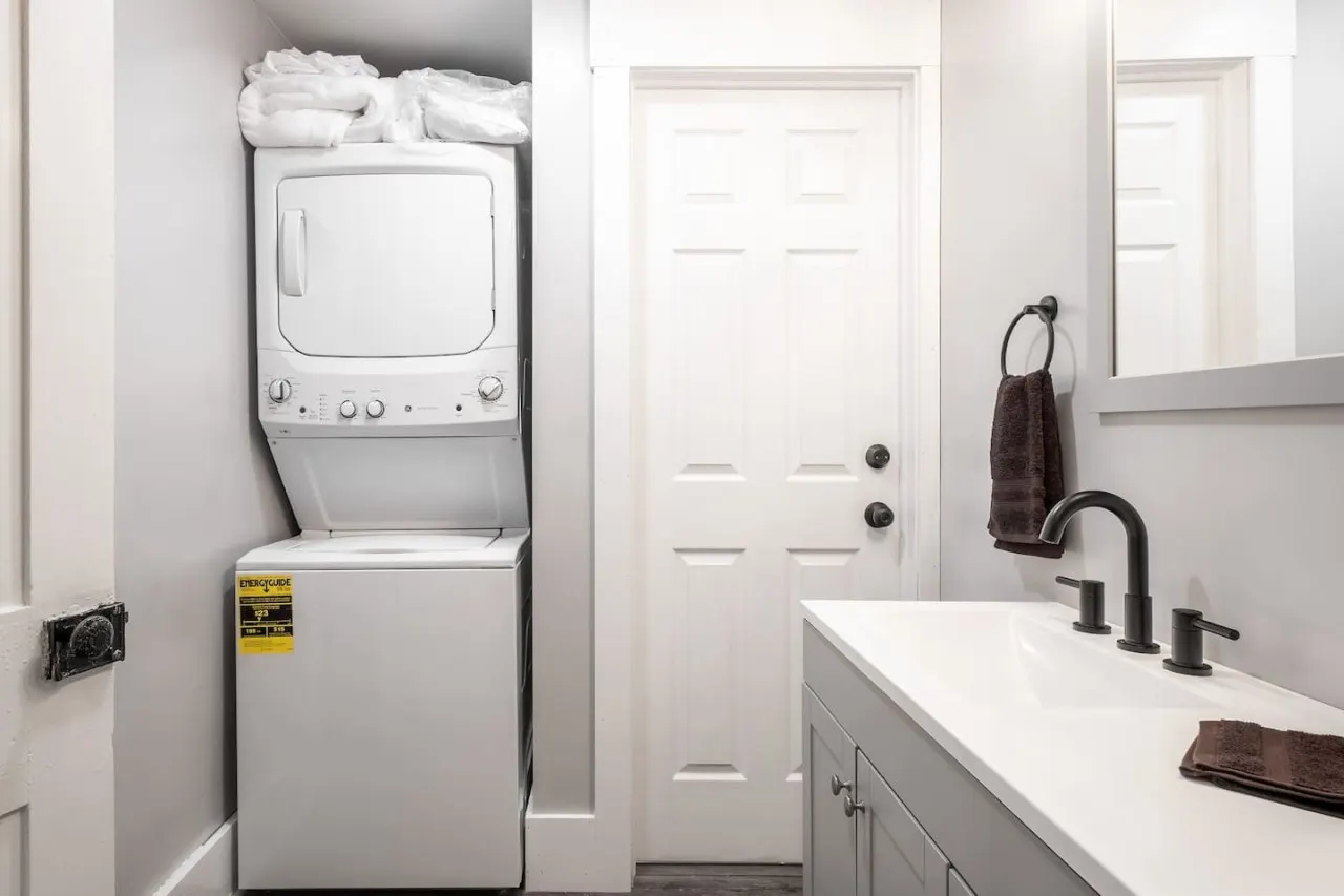 Walkable Downtown Getaway (FREE Bikes to use) 7