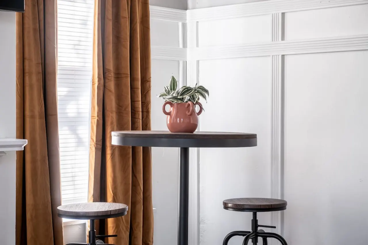 Walkable Downtown Getaway (FREE Bikes to use) 8