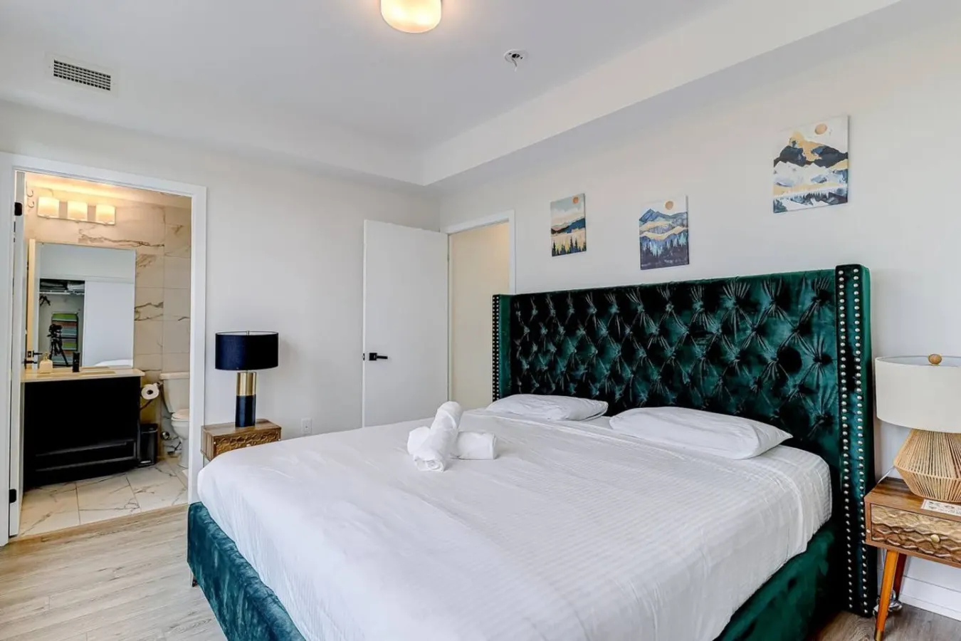 Sunny Skyloft l Pvt Rooftop l Parking King Beds 2