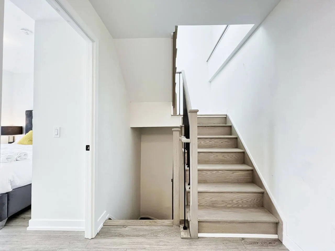 Sunny Skyloft l Pvt Rooftop l Parking King Beds 11