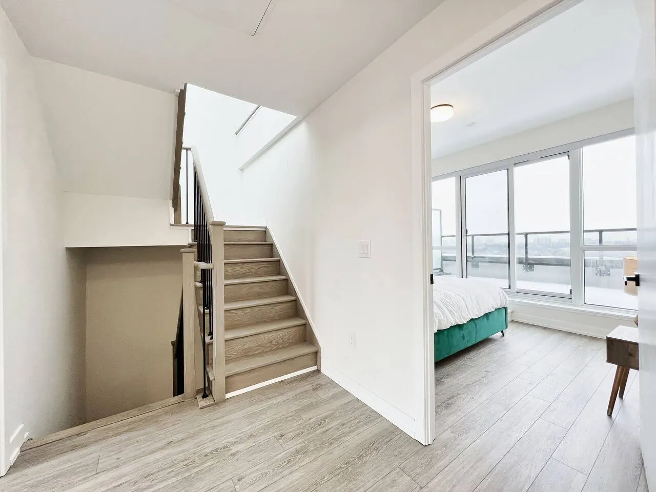 Sunny Skyloft l Pvt Rooftop l Parking King Beds 12