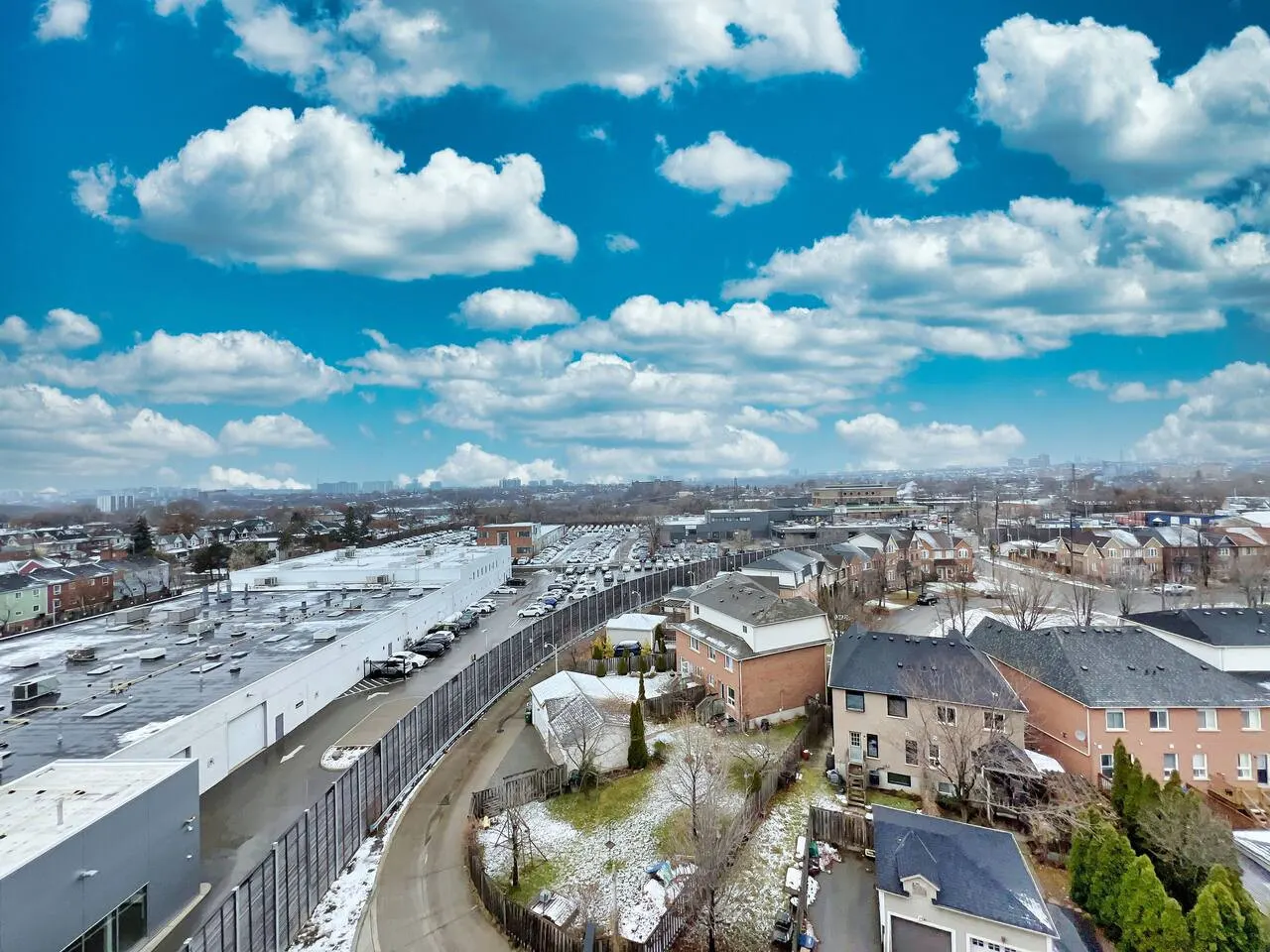 Sunny Skyloft l Pvt Rooftop l Parking King Beds 15