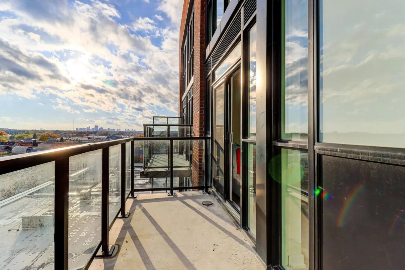 Sunny Skyloft l Pvt Rooftop l Parking King Beds 4