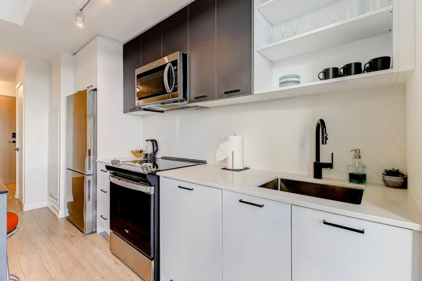 Sunny Skyloft l Pvt Rooftop l Parking King Beds 5