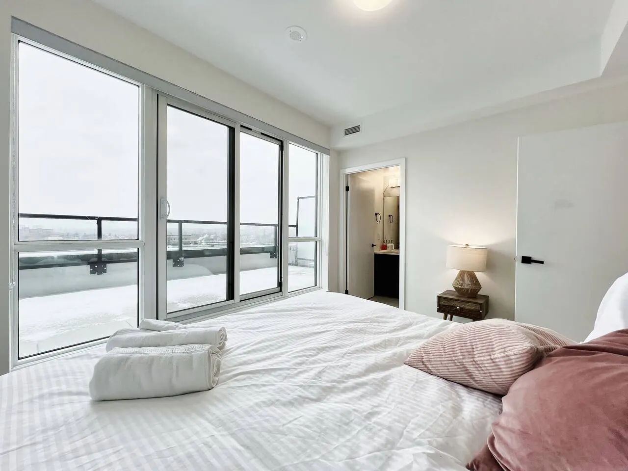 Sunny Skyloft l Pvt Rooftop l Parking King Beds 7