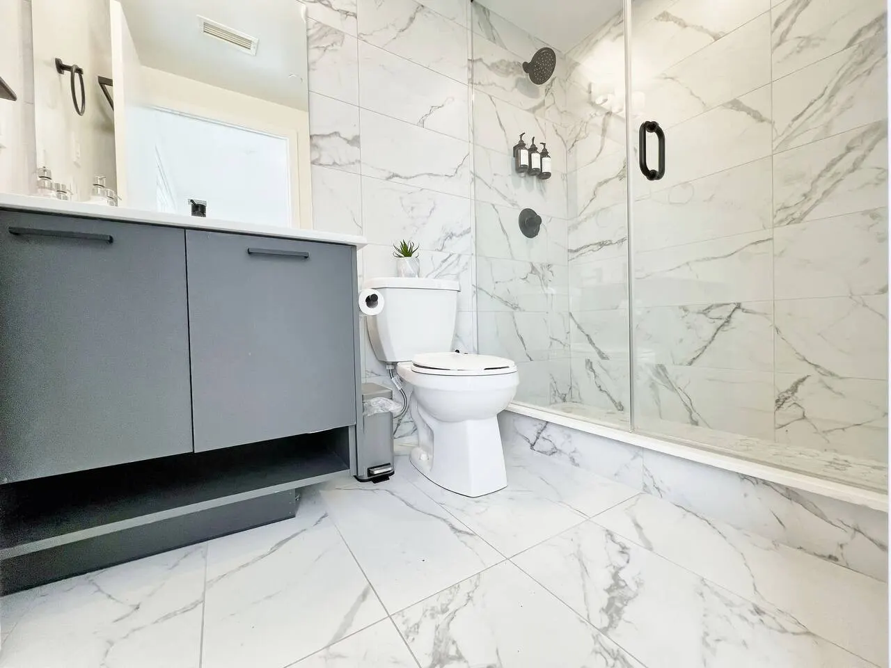 Sunny Skyloft l Pvt Rooftop l Parking King Beds 8