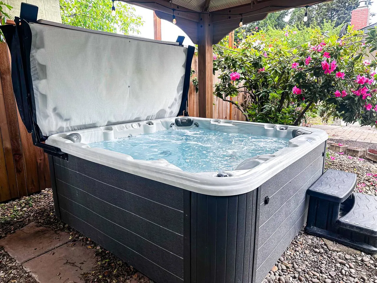 Starlight HotTub, 1 mi to Autzen, Fenced, Fam fun! 2
