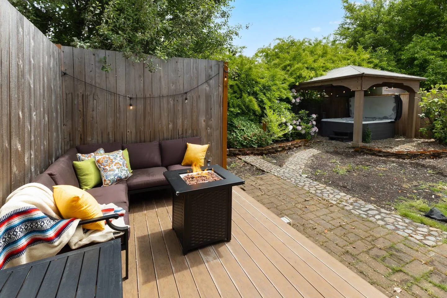 Starlight HotTub, 1 mi to Autzen, Fenced, Fam fun! 3