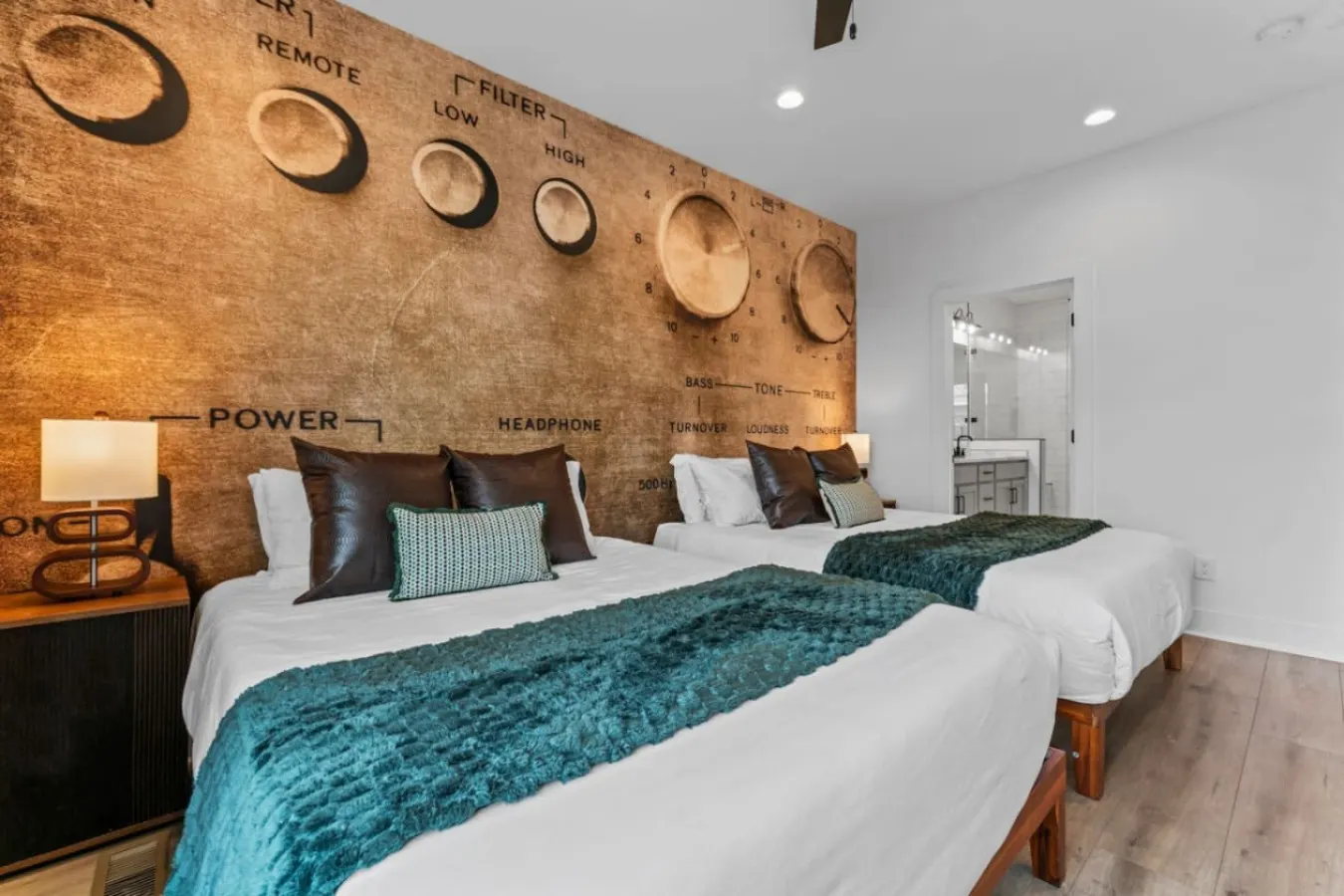 Nashville Retreat Sleeps 12 + Rooftop Views 15