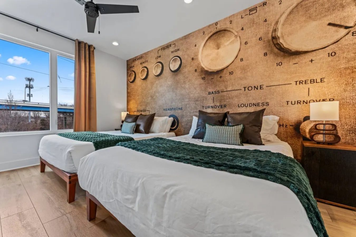 Nashville Retreat Sleeps 12 + Rooftop Views 16