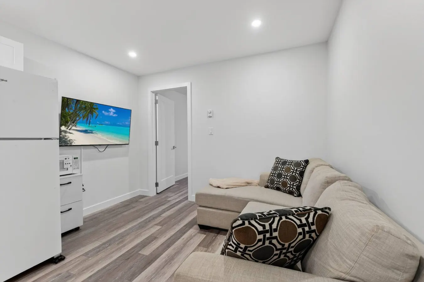 Celestial Stay | Luxy 2BR | Netflix | Parking — photo 2