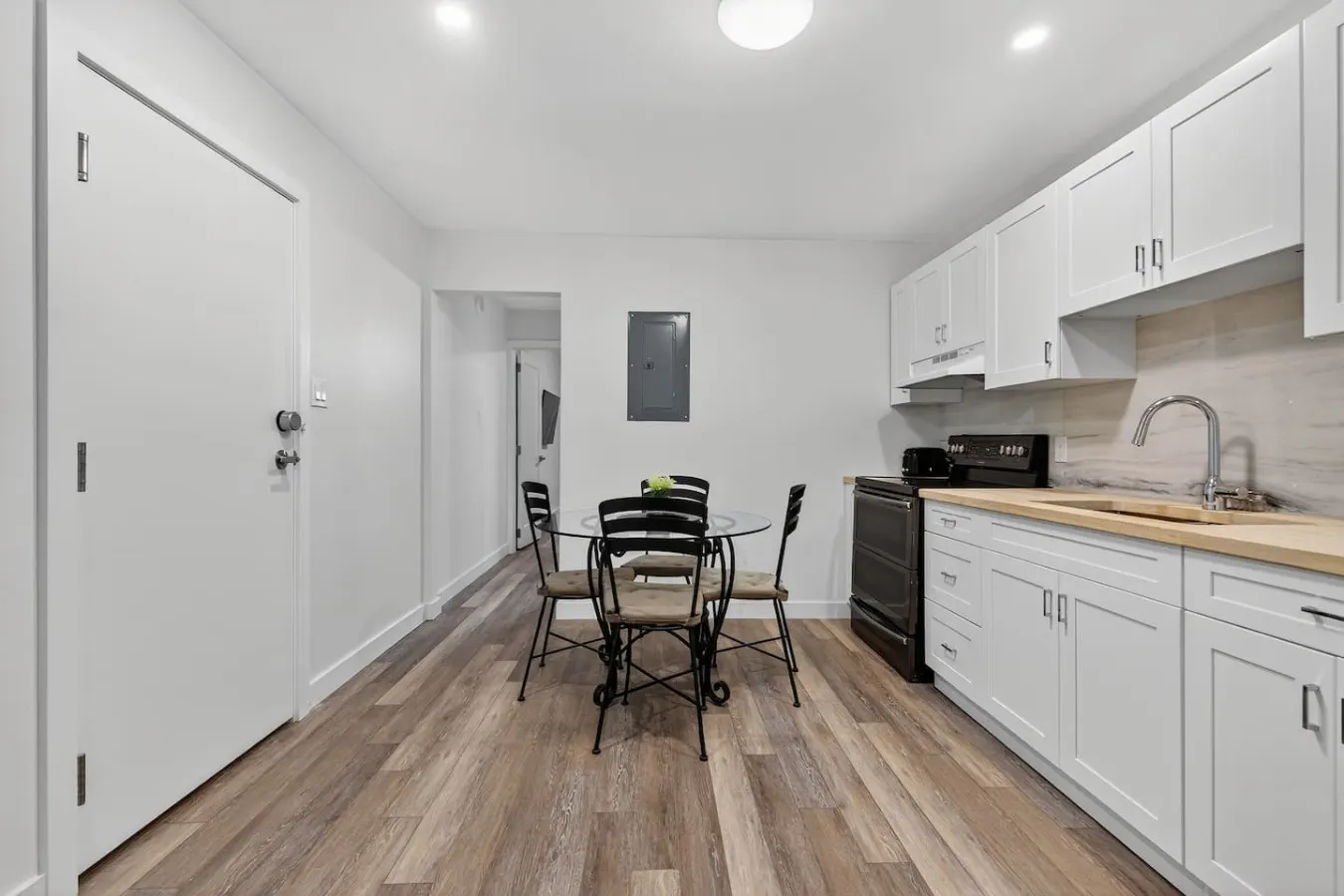 Celestial Stay | Luxy 2BR | Netflix | Parking — photo 3