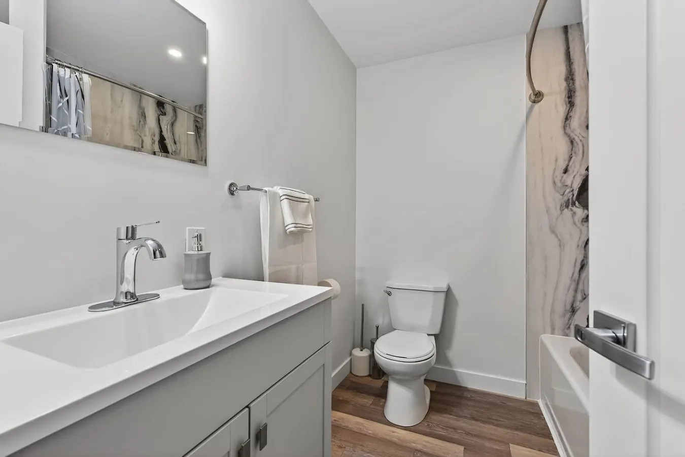 Celestial Stay | Luxy 2BR | Netflix | Parking — photo 5