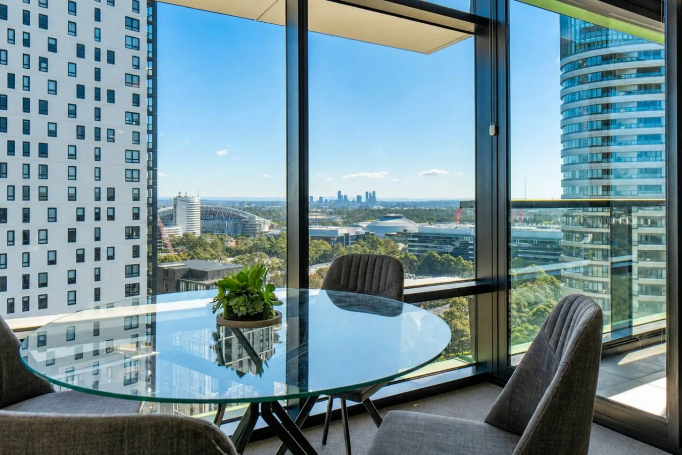 Olympic Park 1BR with Views & Parking — photo 2