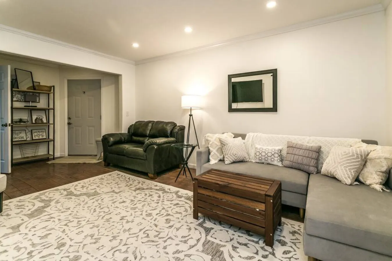 The Beach Pad · Spacious 4BR Getaway · Walk to Sylvan Beach — photo 4