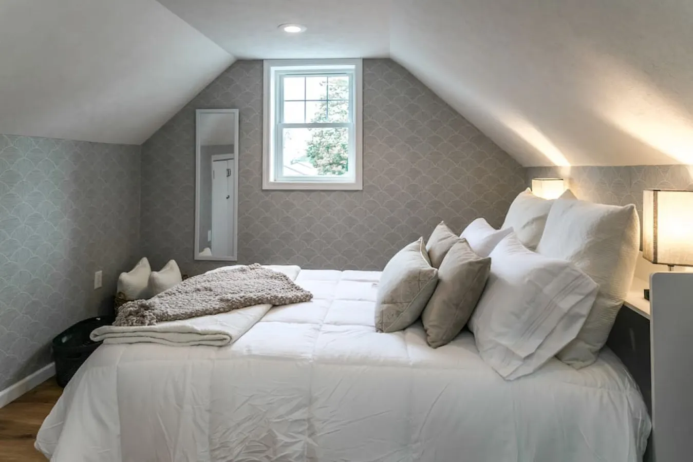 The Beach Pad · Spacious 4BR Getaway · Walk to Sylvan Beach — photo 5