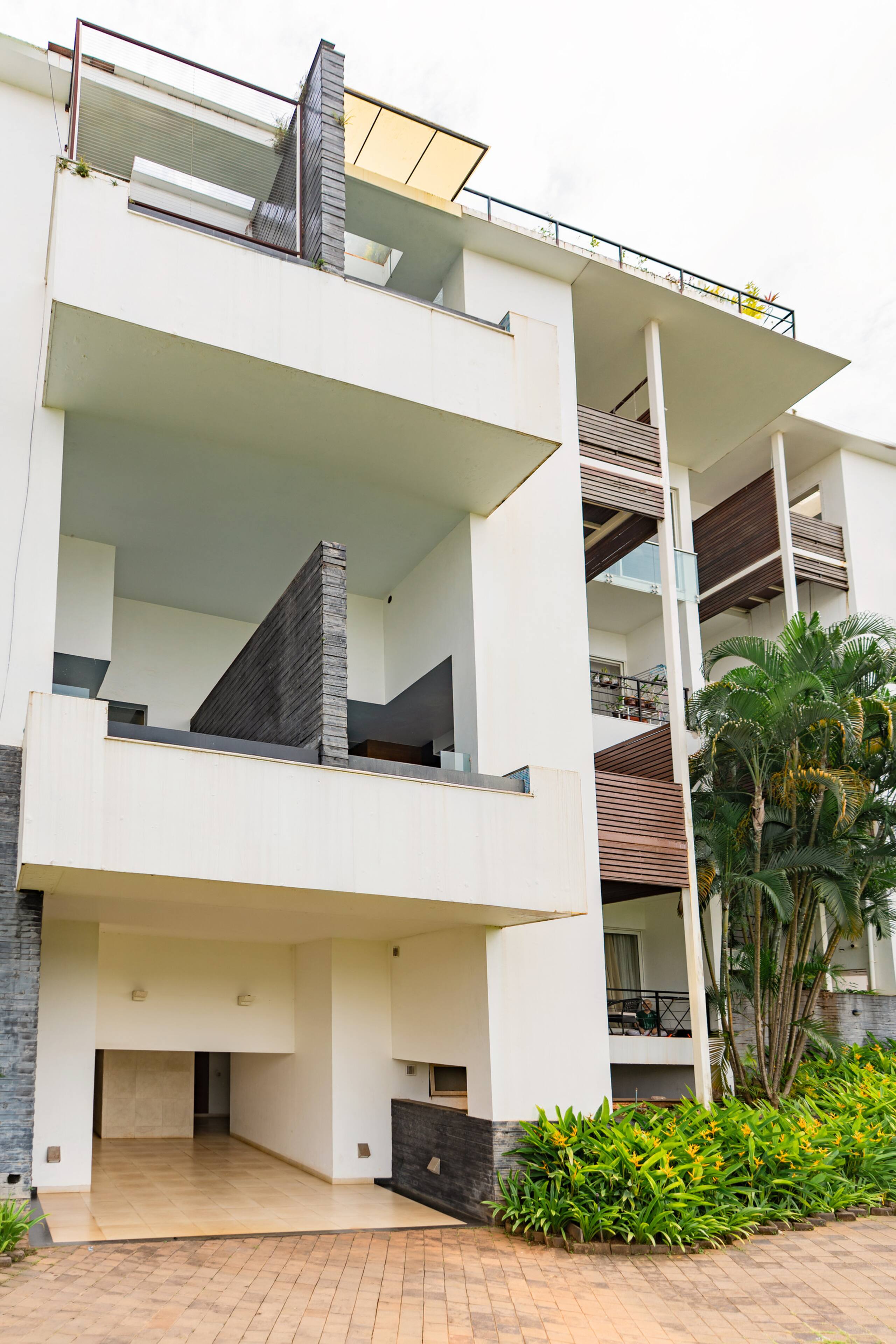 Villa Bianca  by StayJade | Pvt Pool | Nr Airport 38