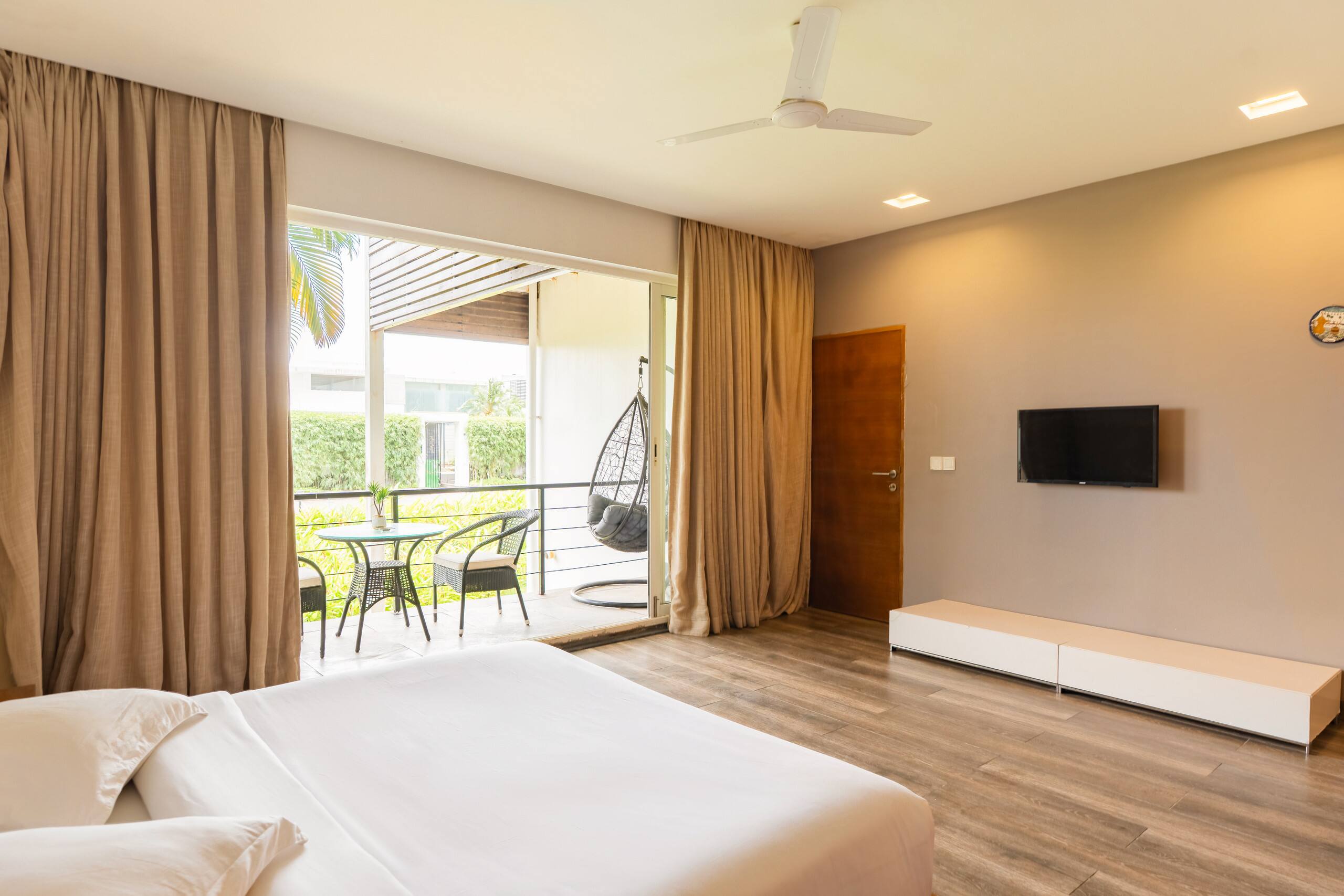 Villa Bianca  by StayJade | Pvt Pool | Nr Airport 27