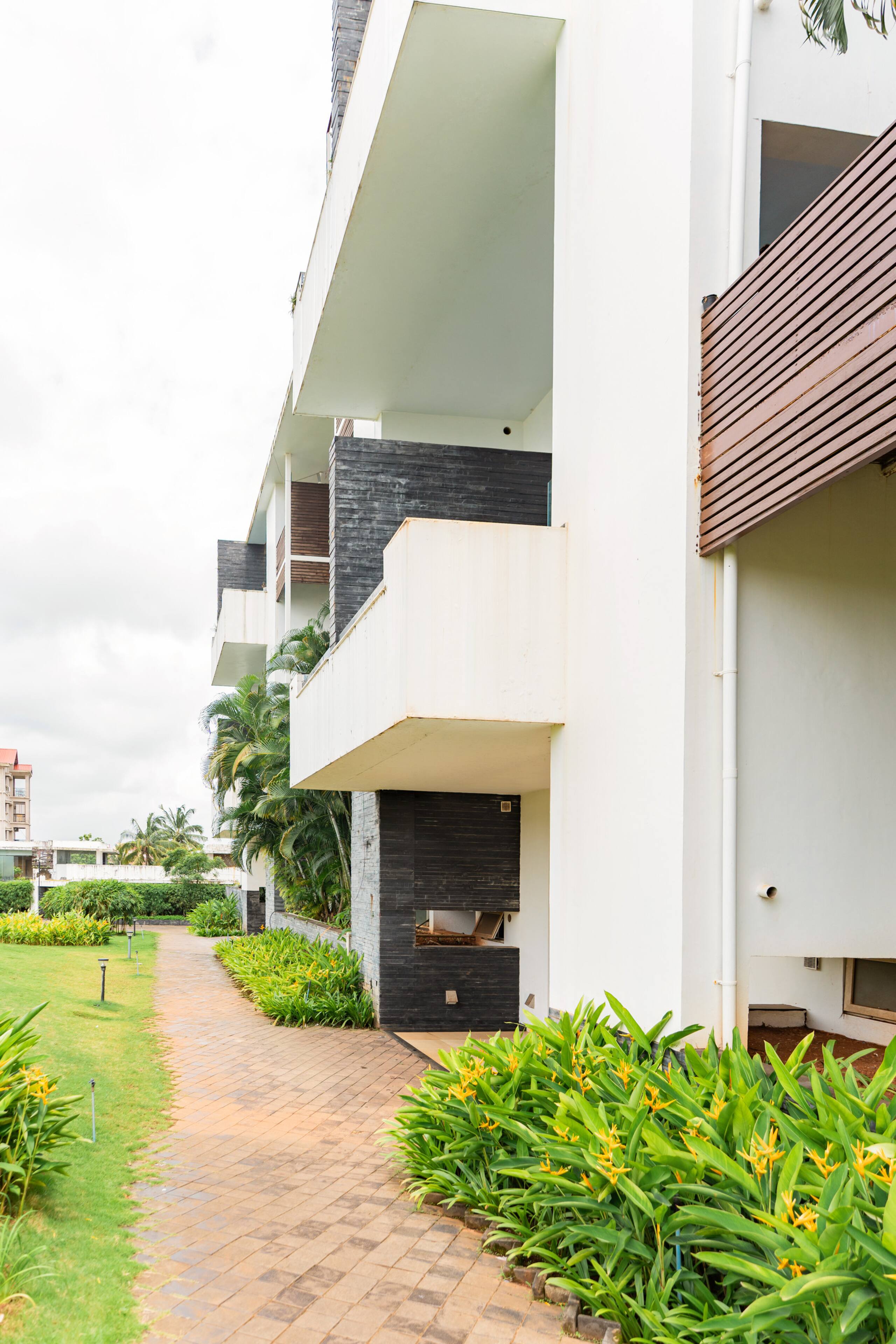 Villa Bianca  by StayJade | Pvt Pool | Nr Airport 39