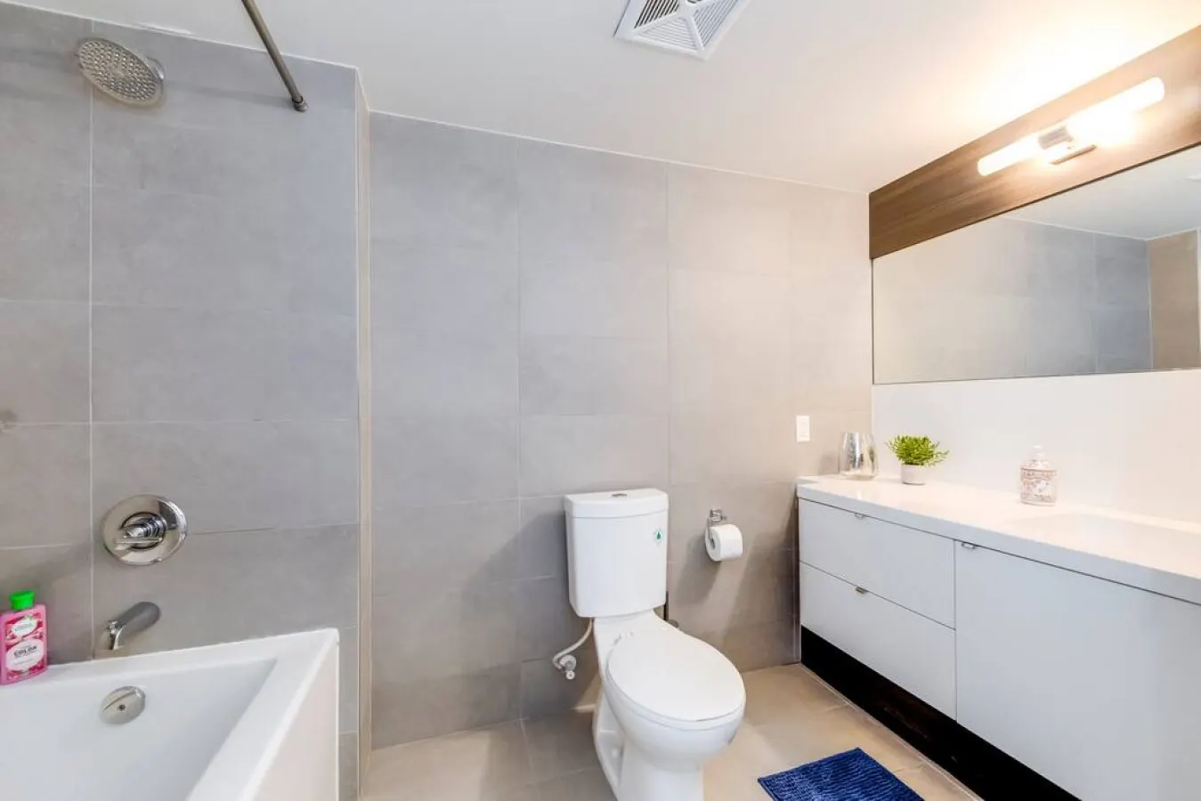 Stylish 2BR Condo Parking Prime Location 17
