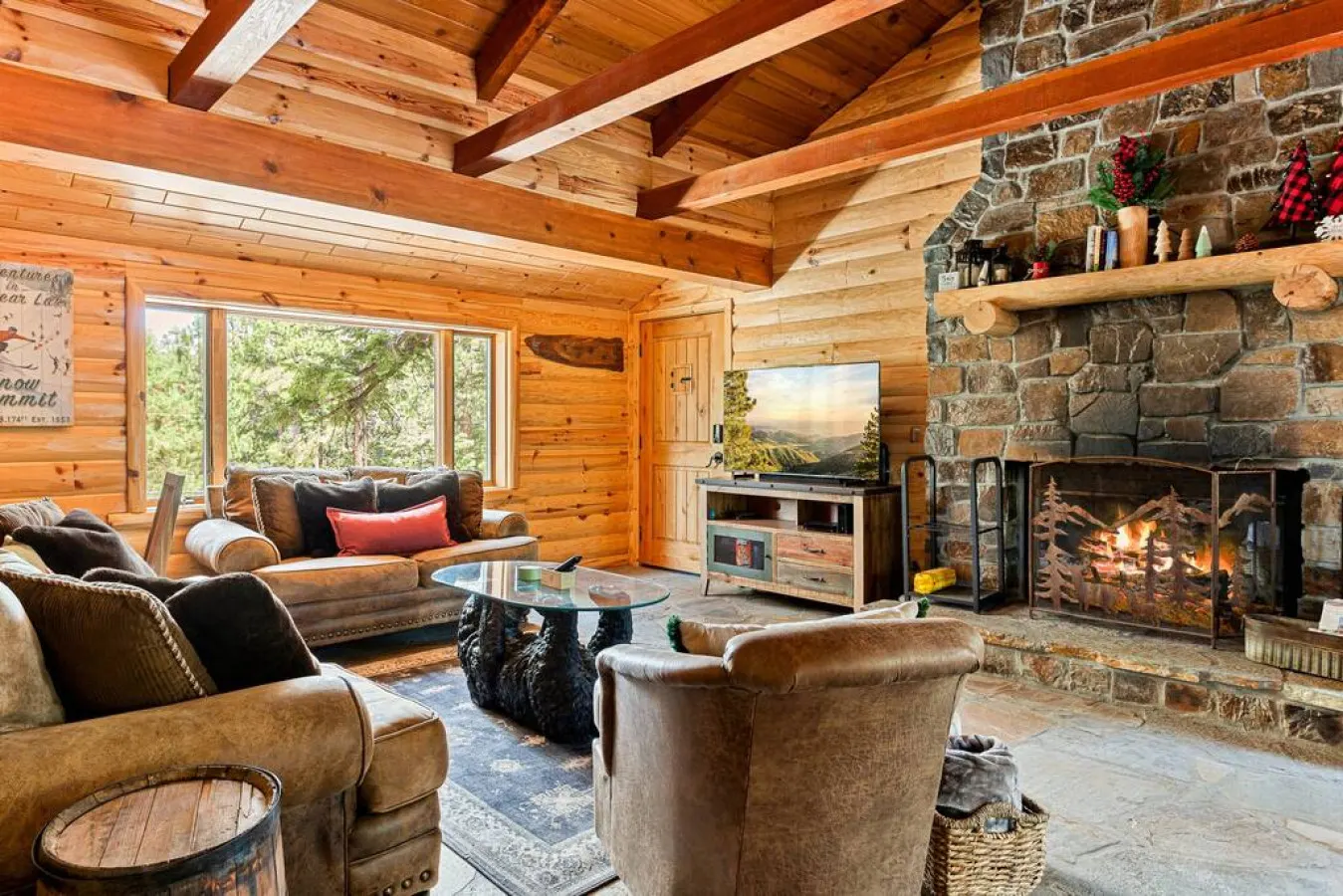 Shasta Pines + Hot Tub + Dog Friendly + EV Plug Provided 2