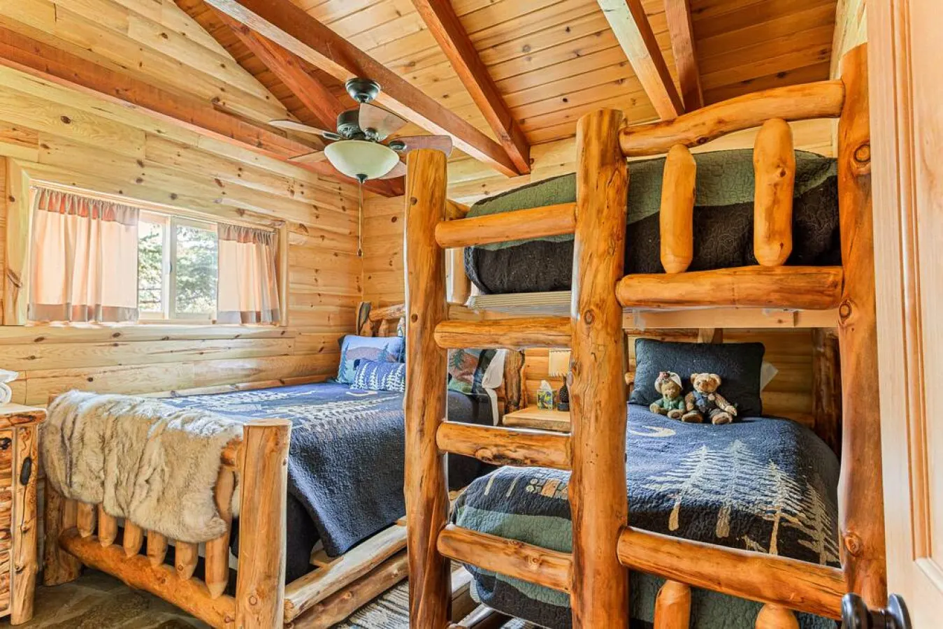 Shasta Pines + Hot Tub + Dog Friendly + EV Plug Provided 4