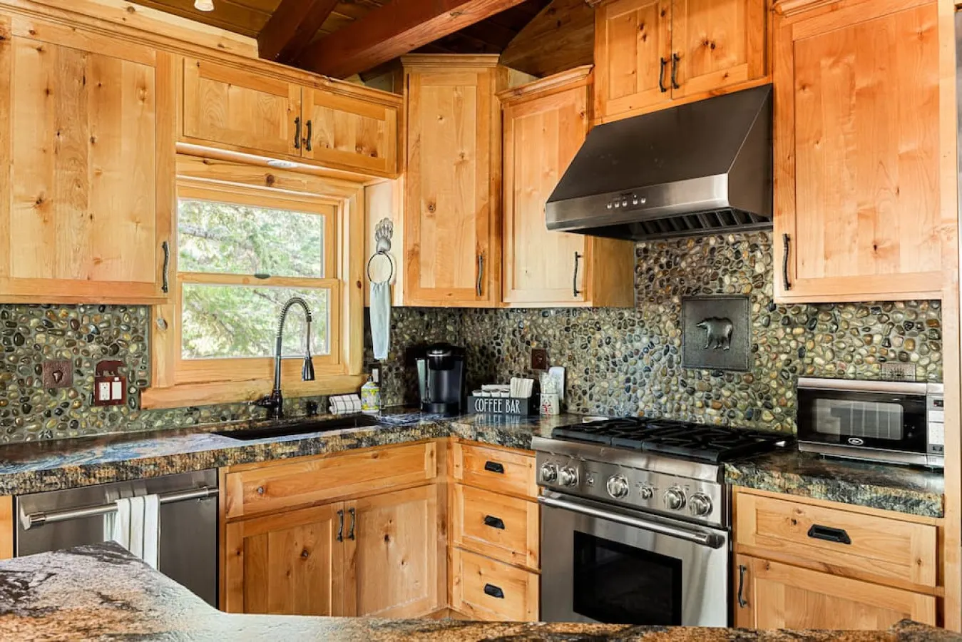 Shasta Pines + Hot Tub + Dog Friendly + EV Plug Provided 8